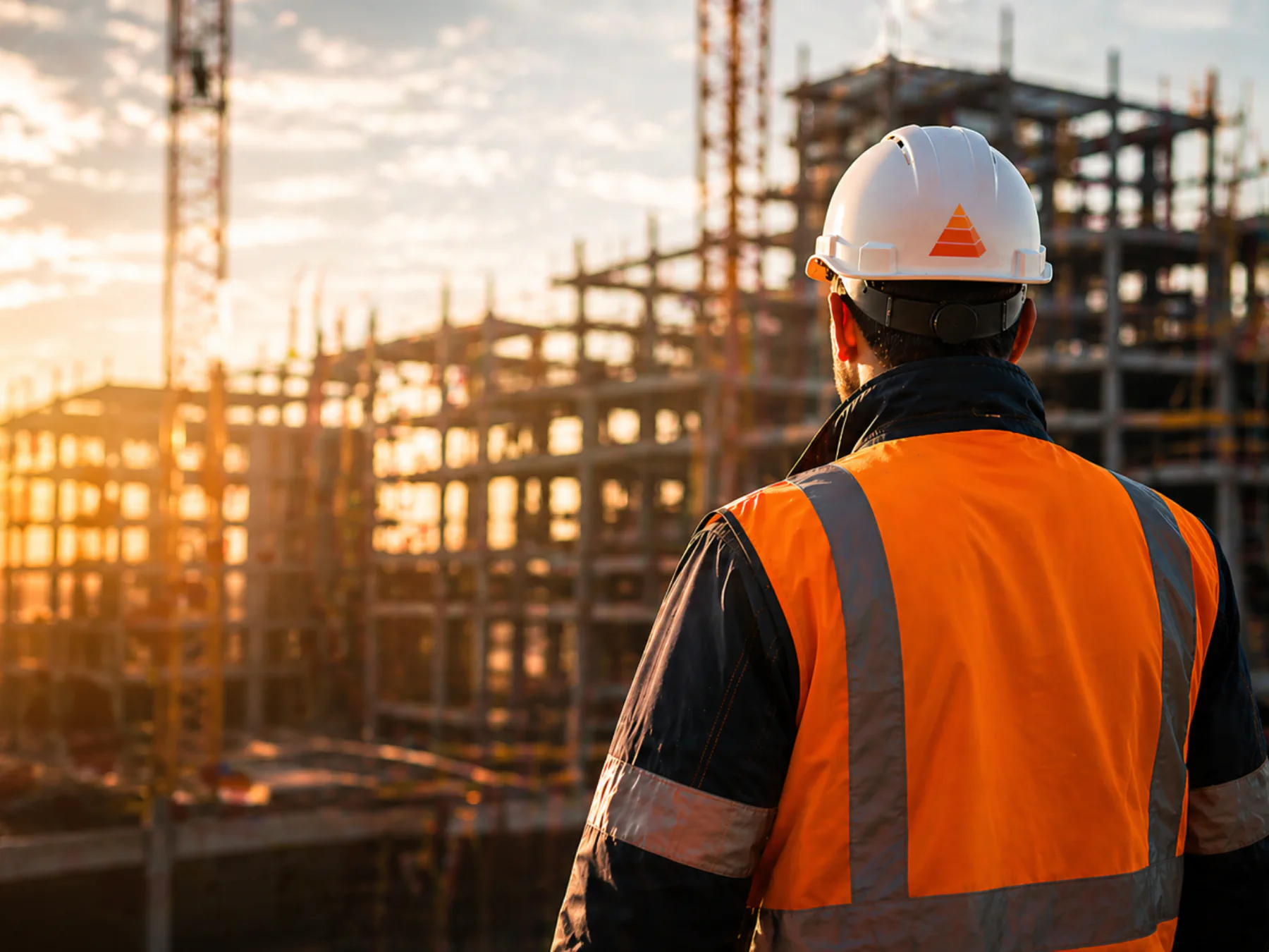 Bouwplaats met medewerker in veiligheidskleding als beeld bij blog over VCA Max en veiligheidscultuur