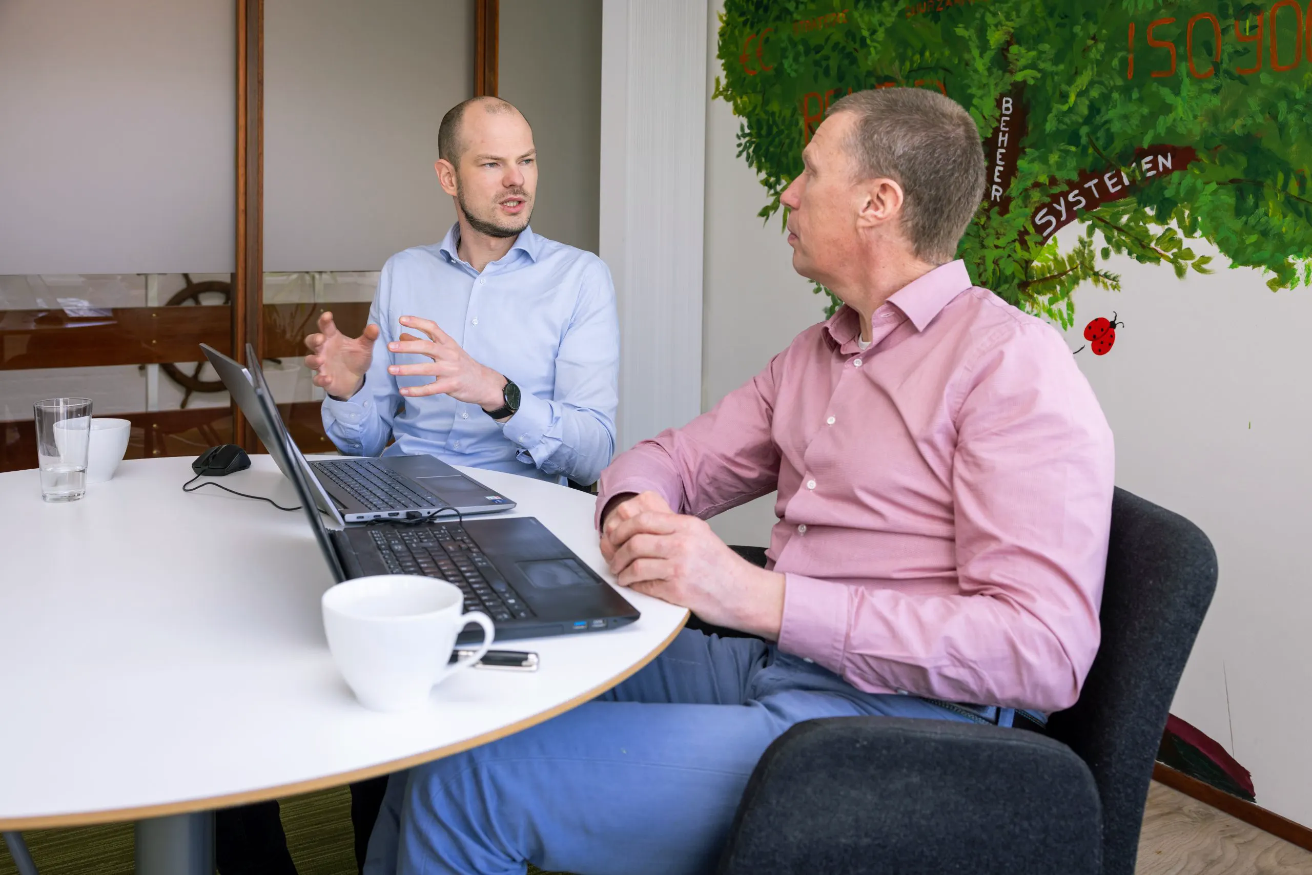 Adviseur van De Vaart in gesprek met een klant over het managementsysteem