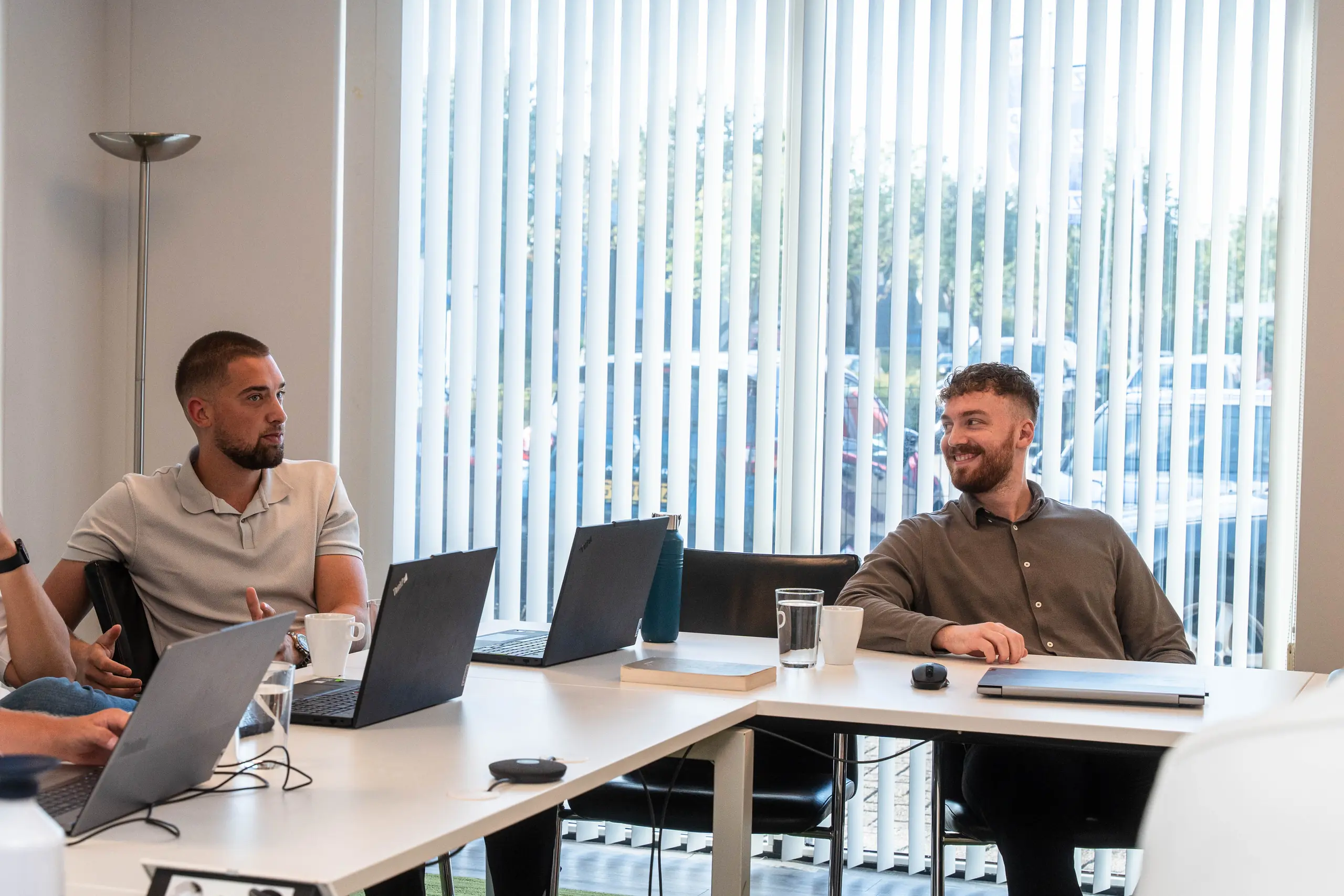 Twee adviseurs van De Vaart, specialist in ISO-certificering, in overleg aan de vergadertafel