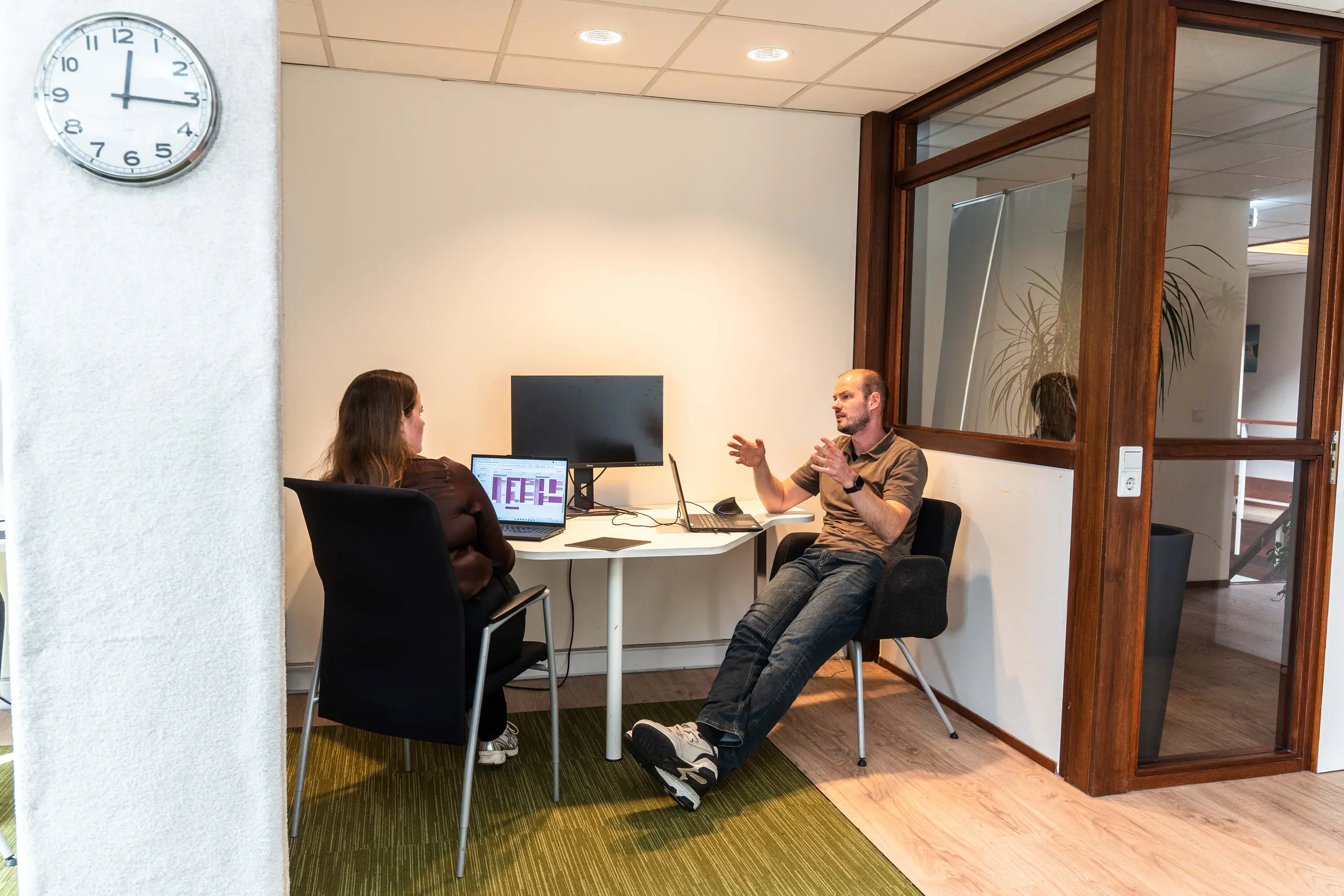 Twee collega’s van De Vaart overleggen in een spreekruimte