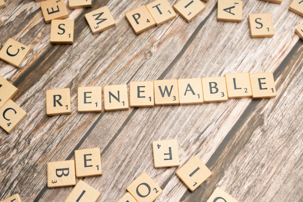 Scrabble-letters die het woord RENEWABLE vormen als beeld voor hernieuwbare energie en duurzaamheid in het MKB