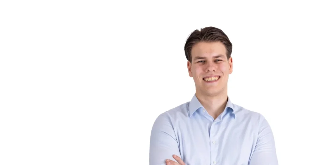 Marc van Oevelen, adviseur bij De Vaart, glimlachend met over elkaar geslagen armen
