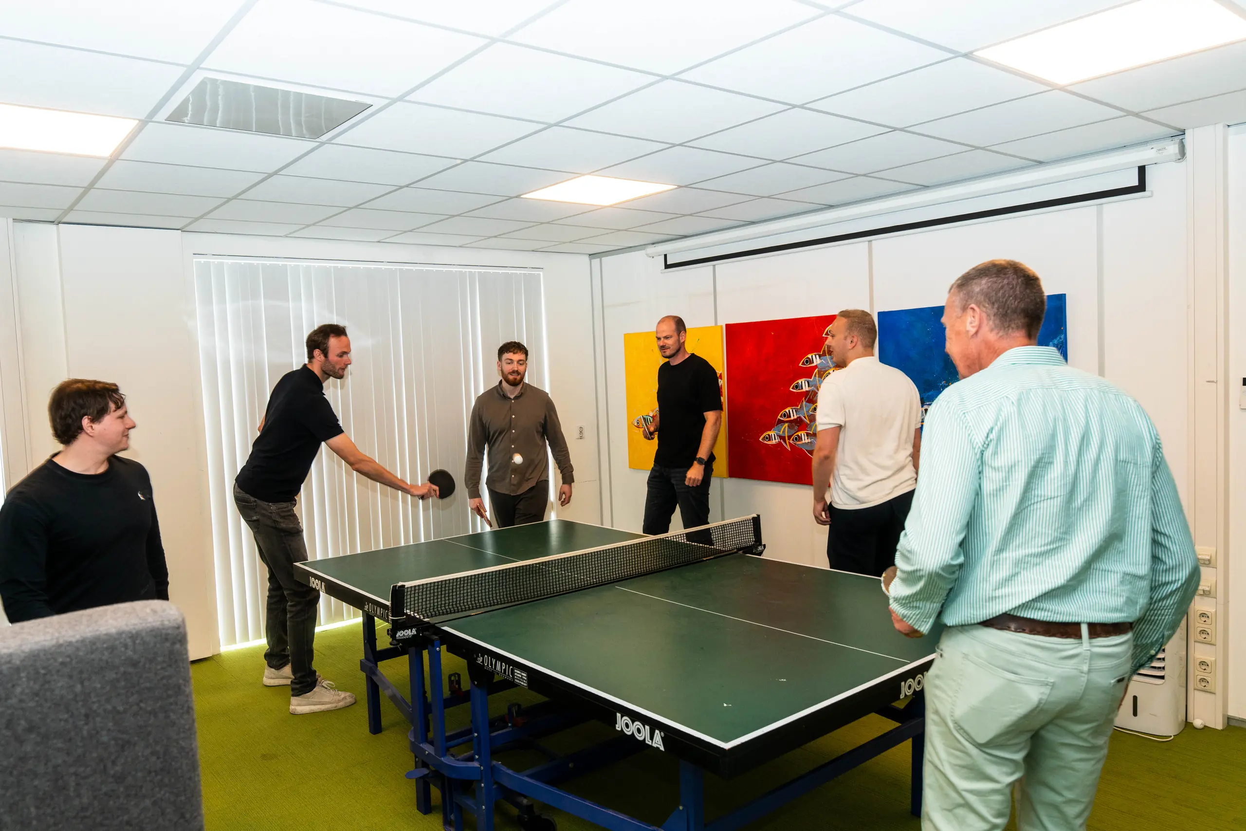 Collega’s van De Vaart spelen tafeltennis op kantoor