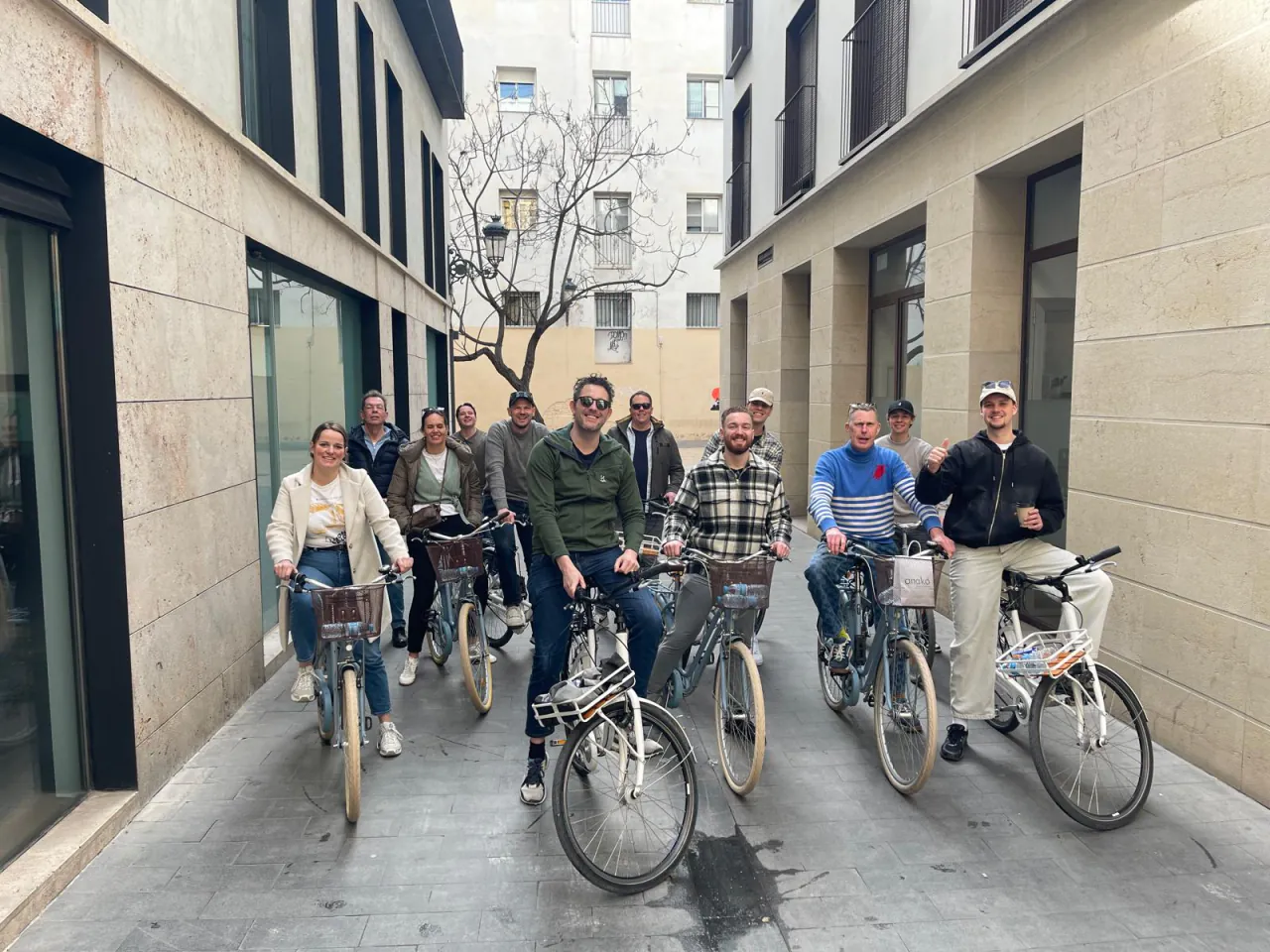 Collega’s van De Vaart met fietsen tijdens een teamuitje.